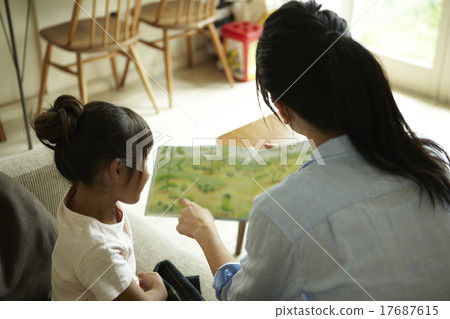 父母和孩子在家裡一起度過時間 父母和孩子在家裡一起度過時間 17687615