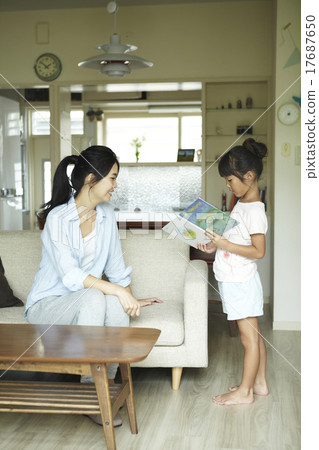 父母和孩子在家裡一起度過時間 17687650