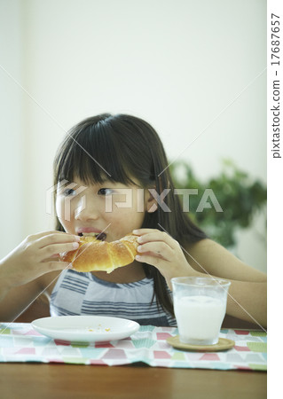 A girl who takes breakfast 17687657