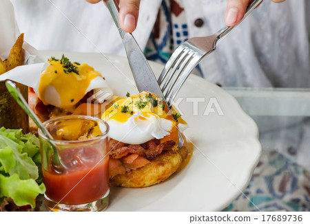 Eggs Benedict 17689736