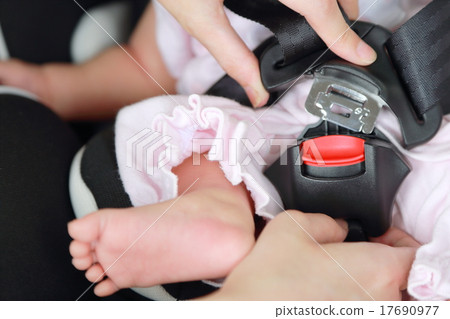 Child seat (baby baby baby traffic safety legal obligation drive car safety) 17690977