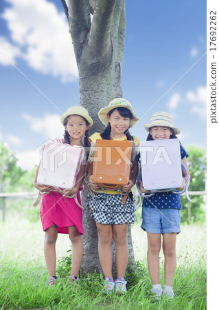 Elementary school students taking a break in the shade 17692262