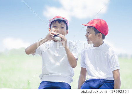 Elementary school student who eats onigiri 17692264