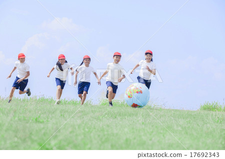 Elementary school student playing on the globe Elementary school student playing on the globe 17692343