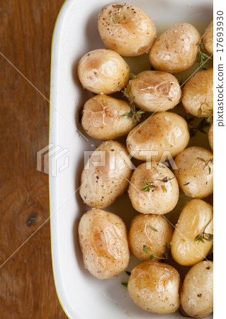 Roasted baby potatoes with thyme 17693930