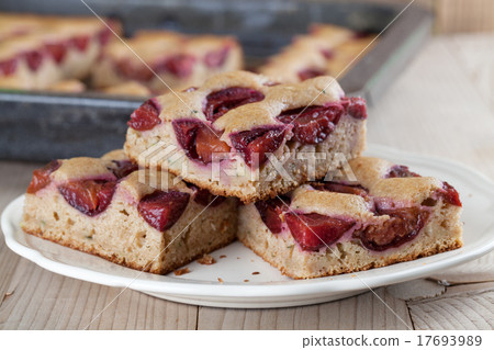 Spelt zucchini cake with plums 17693989