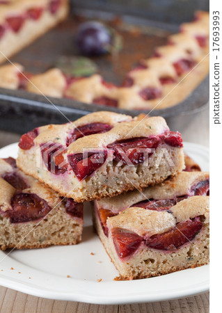 Spelt zucchini cake with plums 17693993