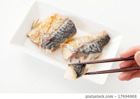 Salt-grilled mackerel 17694908