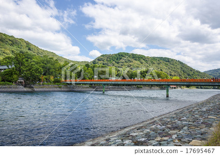 在宇治河的朝霧橋 17695467