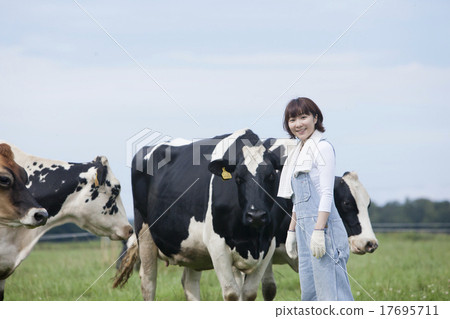 工作在農場的婦女 17695711