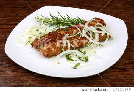 Kebab with onion rings 17701129