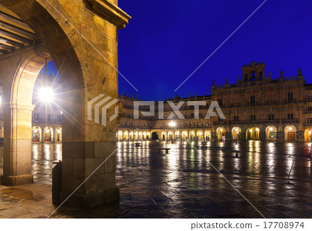 Evening view of Plaza Mayor of Salamanca 17708974