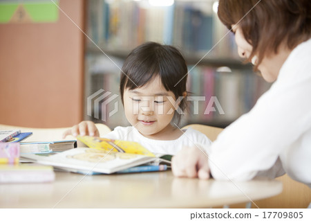 Parents reading picture books at the library 17709805
