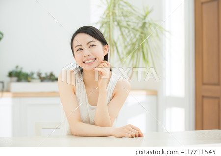 young woman      17711545