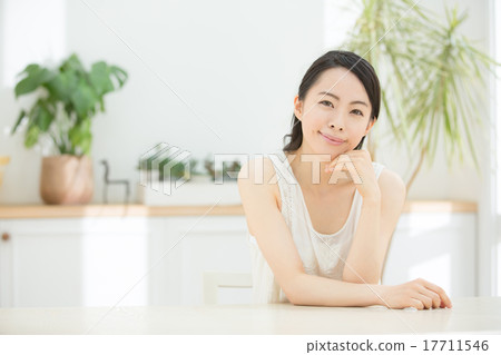 young woman      17711546