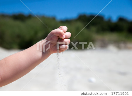 Hand throws sand 17711901