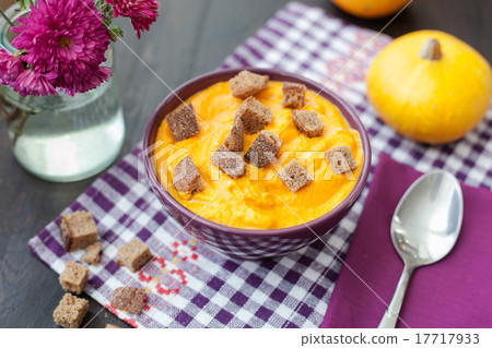 Pumpkin cream-soup with seeds in a bowl 17717933