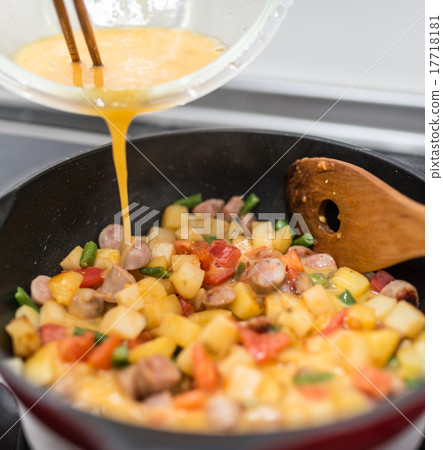 spanish omelette 17718181