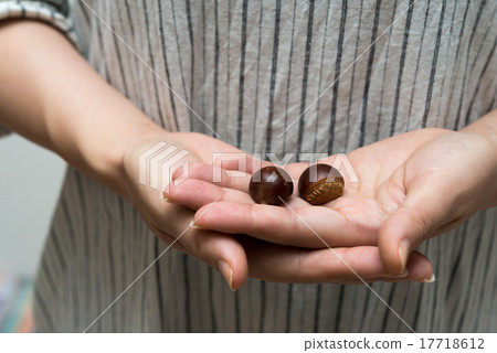 Natural chestnuts 17718612