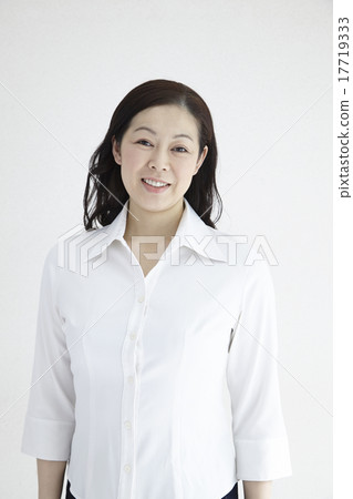 40's female refreshing smiling natural light Portrait 17719333