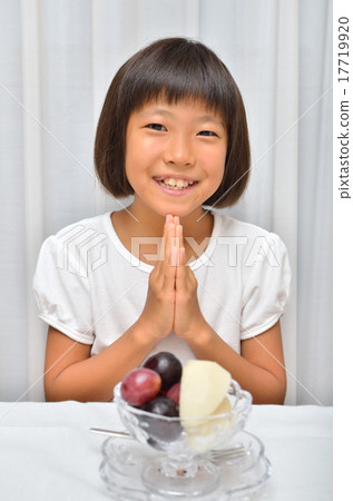 A girl who eats fruits deliciously (palmar) A girl who eats fruits deliciously (palmar) 17719920