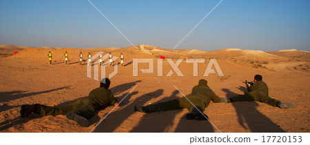 Israeli soldiers excersice in a desert Israeli soldiers excersice in a desert 17720153