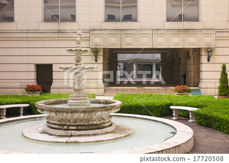 Hotel courtyard with fountain (Yokohama, Hotel New Grand) 17720508