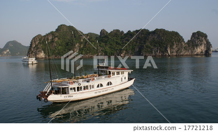 Passenger ship in Halong Bay, Vietnam 17721218