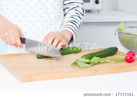 Housewife (cooking kitchen) 17723161