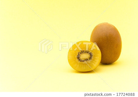 Golden kiwi (variety: sun gold) Golden kiwi (variety: sun gold) 17724088
