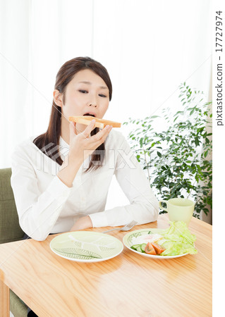 女商人早餐早晨準備晚睡眠 女商人早餐早晨準備晚睡眠 17727974