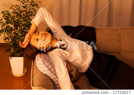 回家的女商人累喝醉醉笑 回家的女商人累喝醉醉笑 17728017