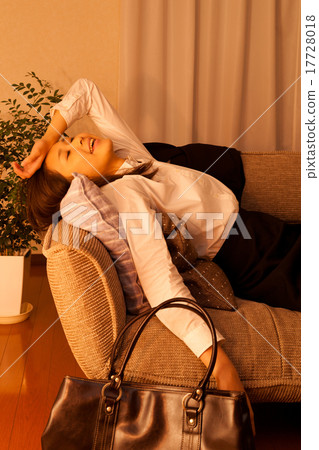 回家的女商人累喝醉醉笑 17728018