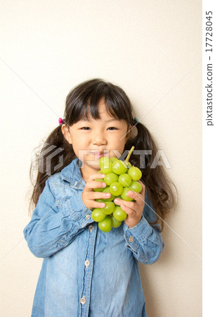 Girls with Shine Muscat 17728045