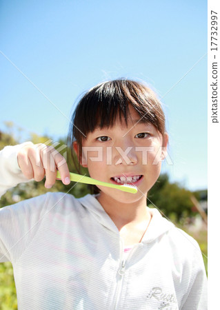 Girls brush teeth 17732997