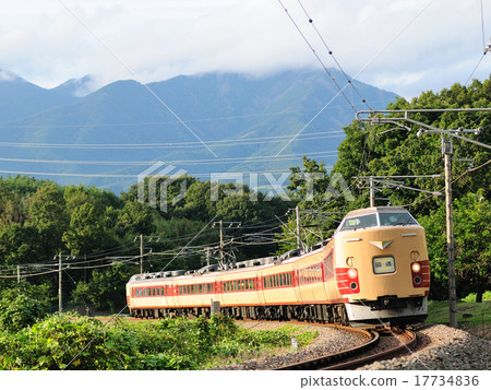 189系列臨時特快的Azusa圓形列車在支持Yatsugatake的中心線上 17734836