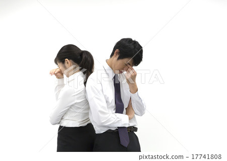 商務男女兩人背靠背擔憂哭 商務男女兩人背靠背擔憂哭 17741808