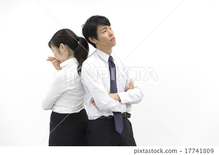 商務男女兩人背靠背擔憂哭 商務男女兩人背靠背擔憂哭 17741809