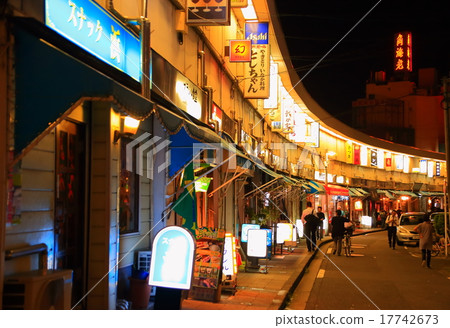Noge·Tsukihashi購物區在晚上 17742673