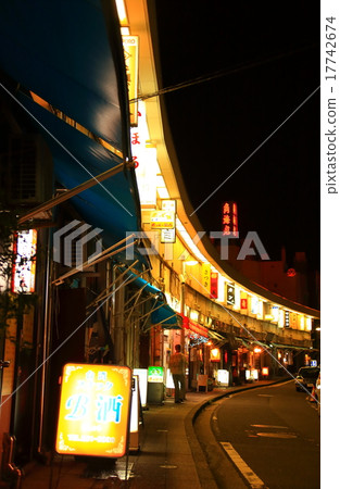 Noge·Tsukihashi購物區在晚上 17742674