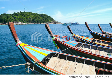 Line of long tail boat tied together in the middle 17744033