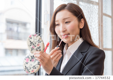 正在化妝的女人 17744532