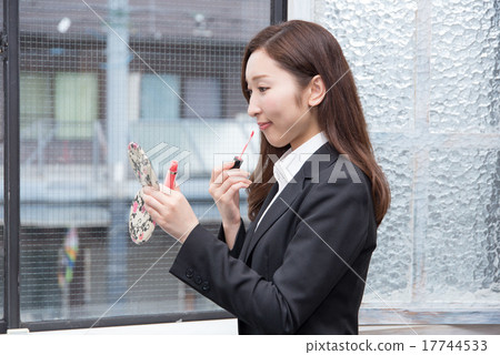 正在化妝的女人 17744533