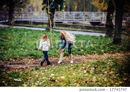 Mother with daughter in autumn park 17745747