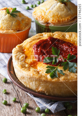 圖庫照片: hot meat pie on a plate close-up. vertical