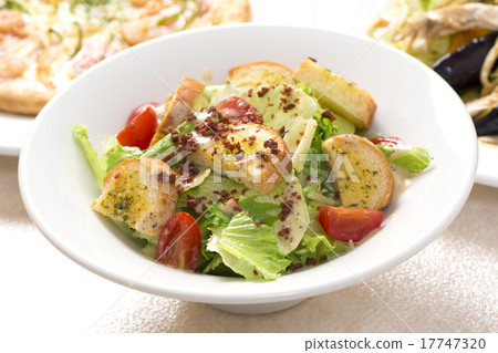 Caesar salad  17747320