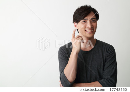 做護膚的年輕人 17748560