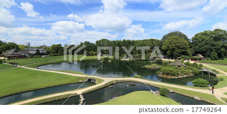 從Yuishin山看到的岡山後樂園，豐池全景（左端是延伸寺） 17749264