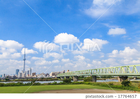 希望在Kine河橋樑的東京天空樹的風景 希望在Kine河橋樑的東京天空樹的風景 17764657