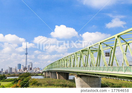 希望在Kine河橋樑的東京天空樹的風景 希望在Kine河橋樑的東京天空樹的風景 17764658